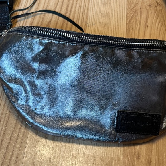 Rebecca Minkoff cross-body bag, with pockets. Distressed silver. - Picture 16 of 16